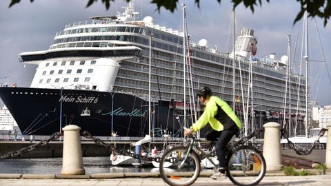 El Mein Schiff 6. El crucero, el segundo que llega a la ciudad después de la pandemia, atracó en los muelles con 1.115 pasajeros a bordo. El Puerto prevé que haya 40 escalas de trasatlánticos hasta fin de año.