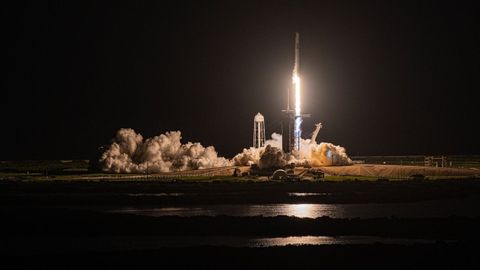 La cpsula de SpaceX despega en EE.UU. con la primera misin de civiles al espacio