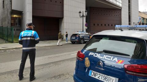 Zona de los juzgados acordonada por la llamada de una amenaza de bomba