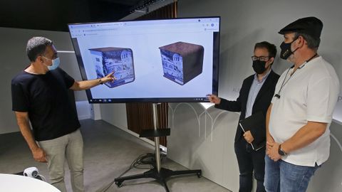 Presentación de los nuevos bolardos que se instalaran en Monte Porreiro: Demetrio Gómez, Iago Barbeito y Roxelio Carballo