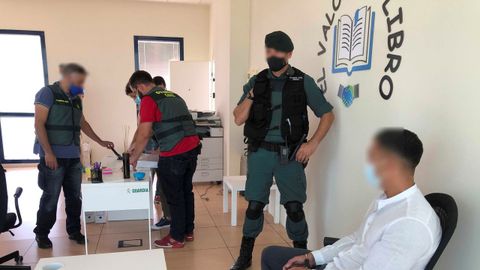 La Guardia Civil ha desmantelado una red criminal que estafaba a personas mayores y con discapacidad por todo el territorio nacional a través de una supuesta empresa de venta de libros y enciclopedias