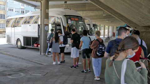 Colas para coger el bus que une Ferrol con A Coruña