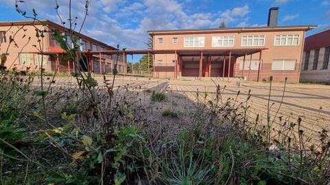 Estado de abandono del antiguo colegio de Baamonde