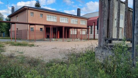 Estado de abandono del antiguo colegio de Baamonde