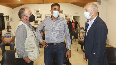 Participantes en el Foro Voz, ayer, junto con el alcalde, Juan García (derecha)