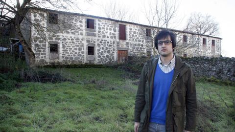 Claudio Otero diante da antiga fábrica de curtumes de Chantada, nunha imaxe de arquivo