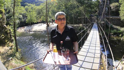 Manuela Carrín regenta el único bar que hay en la zona