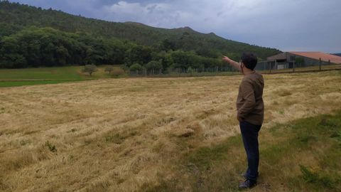 Ricardo Suárez, portavoz del BNG, señala la zona donde está previsto instalar uno de los aerogeneradores
