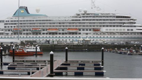 El crucero hizo escala en Ferrol tras las del Artania y Virtuosa