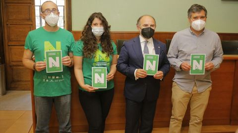 De izquierda a derecha, José Manuel Montejo y Alba Morán, investigadores participantes; Ignacio Villaverde, rector de la Universidad de Oviedo y Juan Carlos Mayo, director de área de los Servicios Científico-Técnicos.