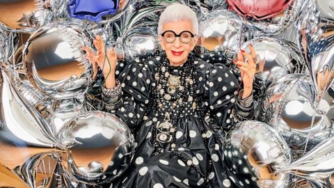 La foto de cumpleaños con la que Iris celebró los 100 en Instagram; a la derecha, Iris con su particular estilo
