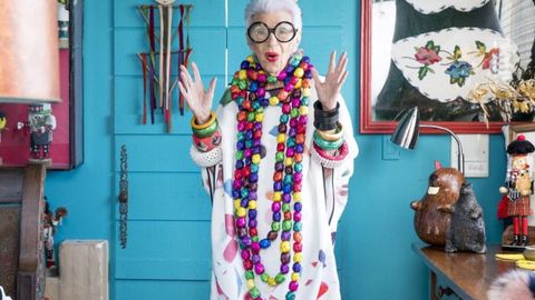Es un icono de estilo y en su perfil de Instagram comparte su particular forma de vestir. Aquí en una campaña para Happy Socks