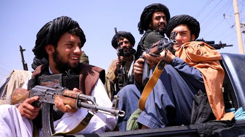 Un grupo de talibanes vigilan el aeropuerto de Kabul.