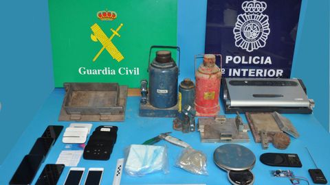 Parte del material que los cuerpos de seguridad intervinieron a la red afincada en Arousa
