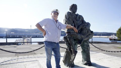 Antonio Maragoto, en la plaza del Monumento ao Náufrago, en Celeiro