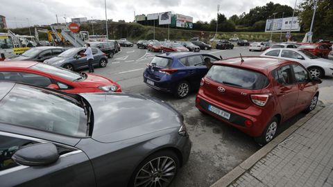 Vehículos mal estacionados este viernes en la entrada del colegio Santa María del Mar