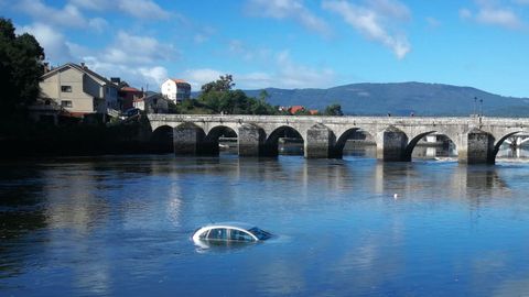 El vehículo quedó sumergido en las inmediaciones del puente romano de Ponte Sampaio