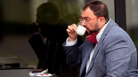 El secretario general del PSOE-A, Adrián Barbón