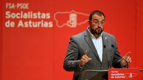 El secretario general del PSOE-A, Adrián Barbón