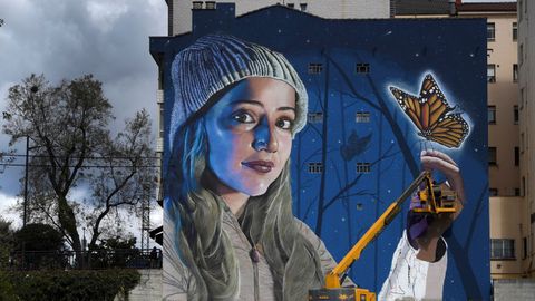 El artista valenciano Dridali y su mural en El Berrón