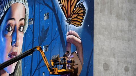 El artista valenciano Dridali y su mural en El Berrón