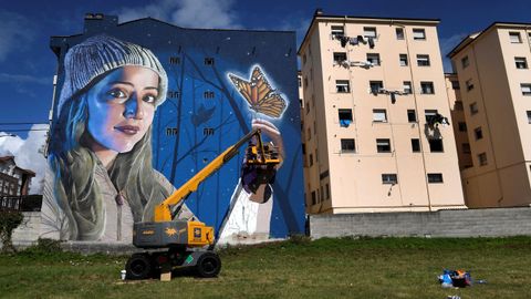 El artista valenciano Dridali y su mural en El Berrón