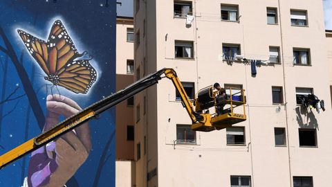 El artista valenciano Dridali y su mural en El Berrón