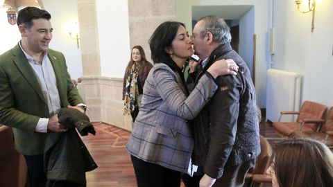 Candia y Balseiro saludándose ante la mirada de Javier Castiñeira el día que Candia renunció al acta en la Diputación