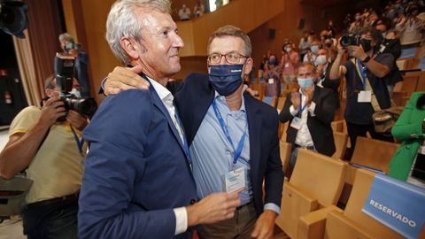 Rueda, junto a Feijoo tras se reelegido presidente del PP de Pontevedra