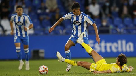 Villares avanza con el balón durante el partido ante el Badajoz