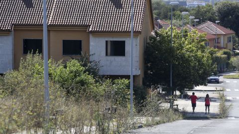 El abandono es evidente en la que se había promocionado como urbanización de lujo a cinco minutos del centro de Ferrol