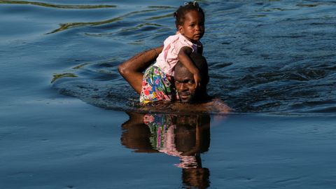 Migrantes cruzando el ro Grande, frontera entre Mxico y Estados Unidos