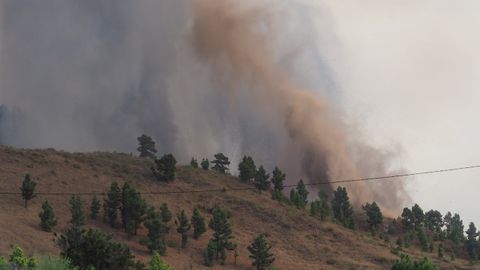 Una boca eruptiva expulsa lava y piroclastos en la zona de Cabeza de Vaca