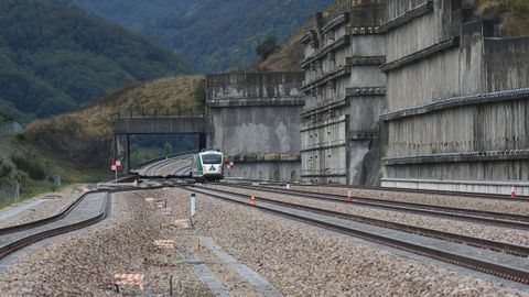Vista del primer viaje de pruebas que recorre los 49 kilómetros que separan La Robla (León) y Campomanes (Asturias), el recorrido de la variante ferroviaria de Pajares, correspondiente a la futura Línea de Alta Velocidad León-Asturias y que incluye un túnel de 25 kilómetros que atraviesa la Cordillera Cantábrica