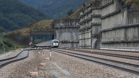 Vista del primer viaje de pruebas que recorre los 49 kilmetros que separan La Robla (Len) y Campomanes (Asturias), el recorrido de la variante ferroviaria de Pajares, correspondiente a la futura Lnea de Alta Velocidad Len-Asturias y que incluye un tnel de 25 kilmetros que atraviesa la Cordillera Cantbrica