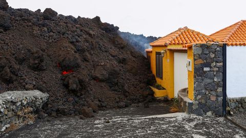 La lava ante las casas en los Llanos de Aridane