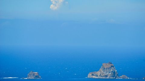 Vista de la columna de humo del volcán de Cumbre Vieja en La Palma divisada desde el municipio de La Frontera en la isla de El Hierro.