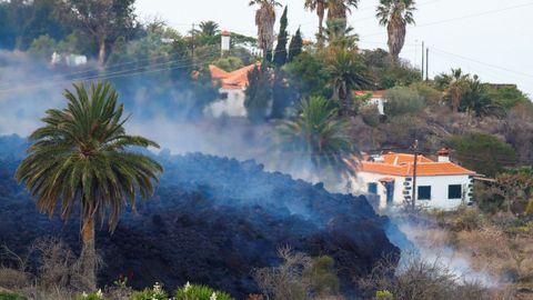 La lengua de lava pasando muy cerca de las casas.