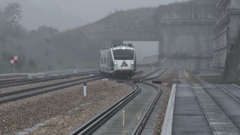 Llegada del primer tren de pruebas por la Variante de Pajares entre La Robla y Campomanes de la Línea de Alta Velocidad León-Asturias
