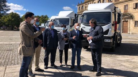 El alcalde, segundo por la derecha, en la presentación de los nuevos vehículos