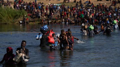 Miles de migrantes, muchos de ellos haitianos, cruzan cruza el río Grande.