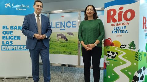 Carmen Lence, presidenta de Lence, acompañada por Emilio Barreiro, director de Empresas de CaixaBank