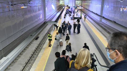 Los viajeros utilizan este martes las nuevas instalaciones de soterramiento en la estacin de Len, que permiten la supresin del 'fondo de saco' y el paso directo, sin inversin de marcha, de las circulaciones de Madrid a Asturias y Galicia y viceversa, con un recorte de 18 minutos en los trayectos, que antes se perdan al entrar en esta ciudad