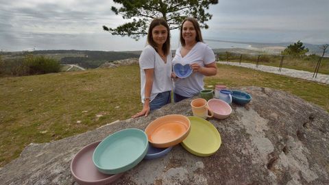 As emprendedoras Anabel Pérez e Maruxa Figueiras venden a través de Instagram pezas de decoración e bixutería
