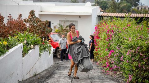 Una mujer de Todoque intenta sacar sus pertenencias antes de que llegue la lava