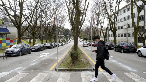 Un estudiante paseando por el campus de Sur en Santiago