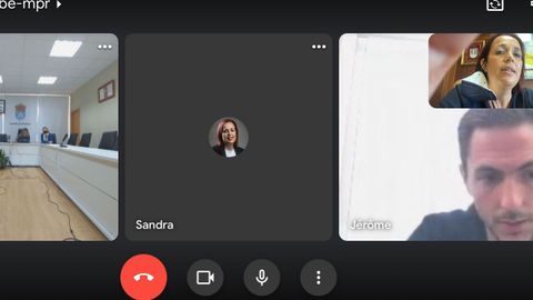 Imágenes de la videoconferencia de ayer entre Delémont, Camariñas y Vimianzo