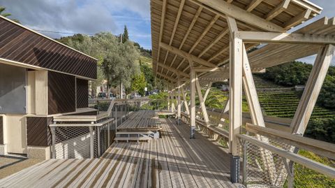 Junto al mirador funciona un bar de vinos con las marcas de la bodega