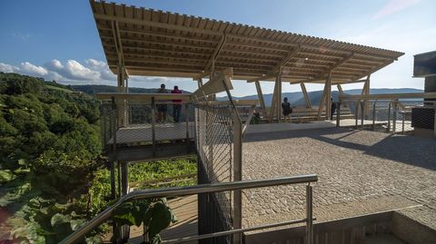 Visitantes en el mirador acondicionado en la bodega de Ribeira Sacra