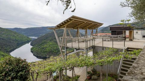 El mirador es una estructura abierta que se apoya en el muro que salva el desnivel